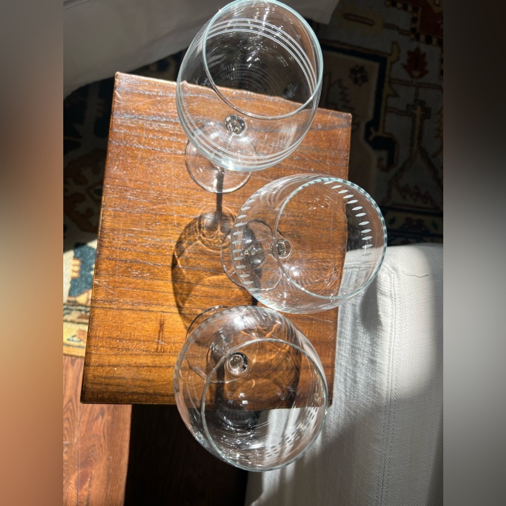 Set of 3 globe style red wine glasses with etched patterns - Picture 4 of 4